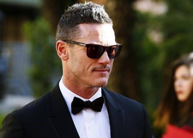 Ator Luke Evans Volta A Desfilar Sua Mala ENORME Na Praia