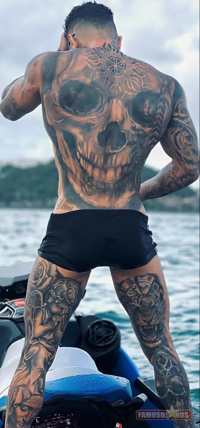 Victor Igoh Exibe As Novas Tatuagens De Cueca