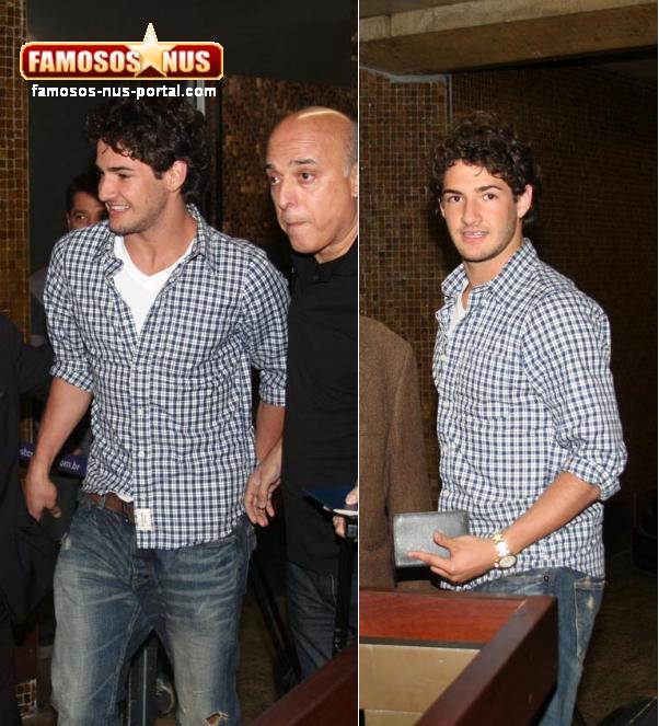 Lindo Alexandre Pato Clicado Em Aeroporto No Brasil