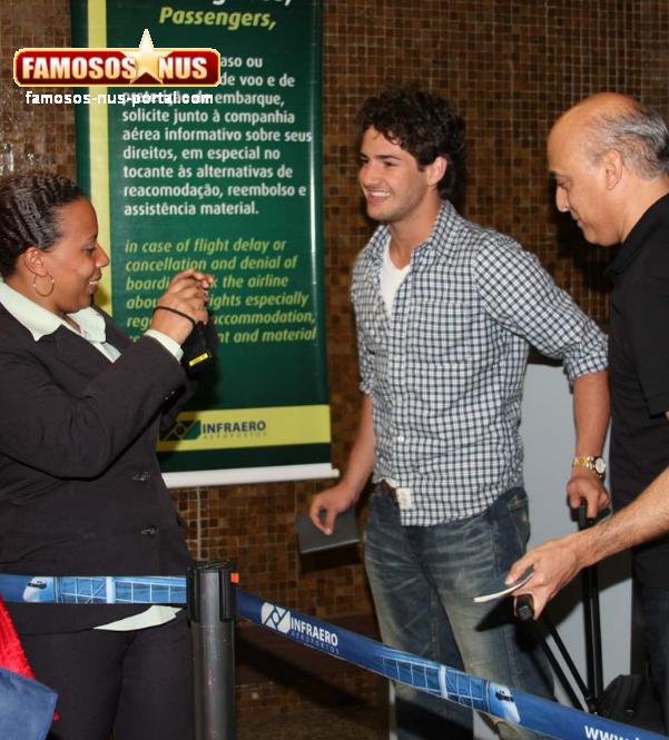 Lindo Alexandre Pato Clicado Em Aeroporto No Brasil