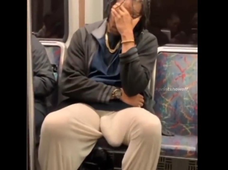 Enquanto isso no metrô ele todo discreto ali sentadinho